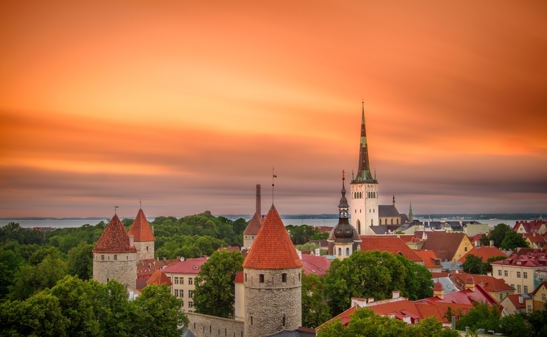 estonia-tallin-casco-antiguo-muralla-iglesia