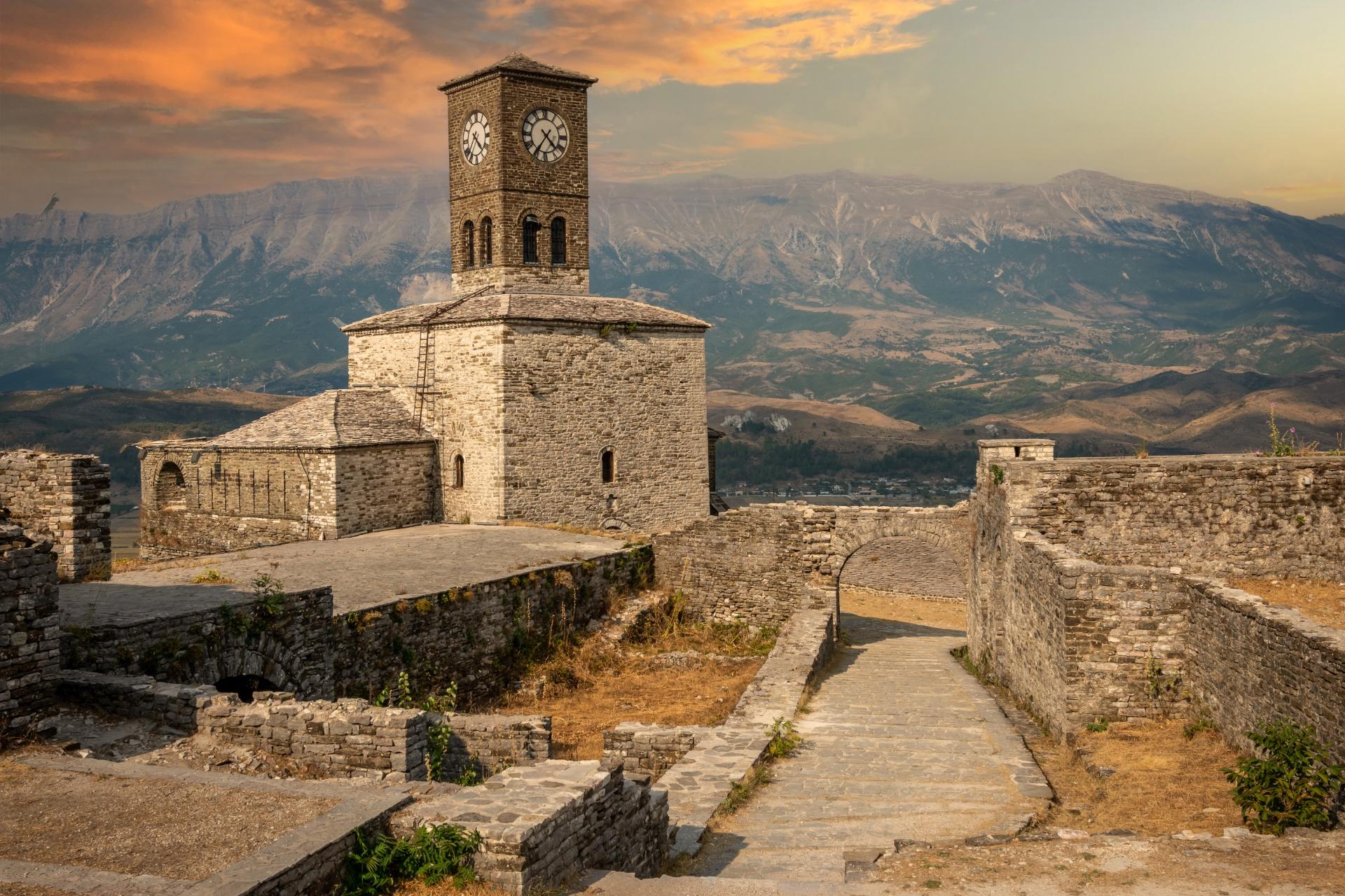 shutterstock_1851130831_Gjirokaster_Fortaleza-y-Torre