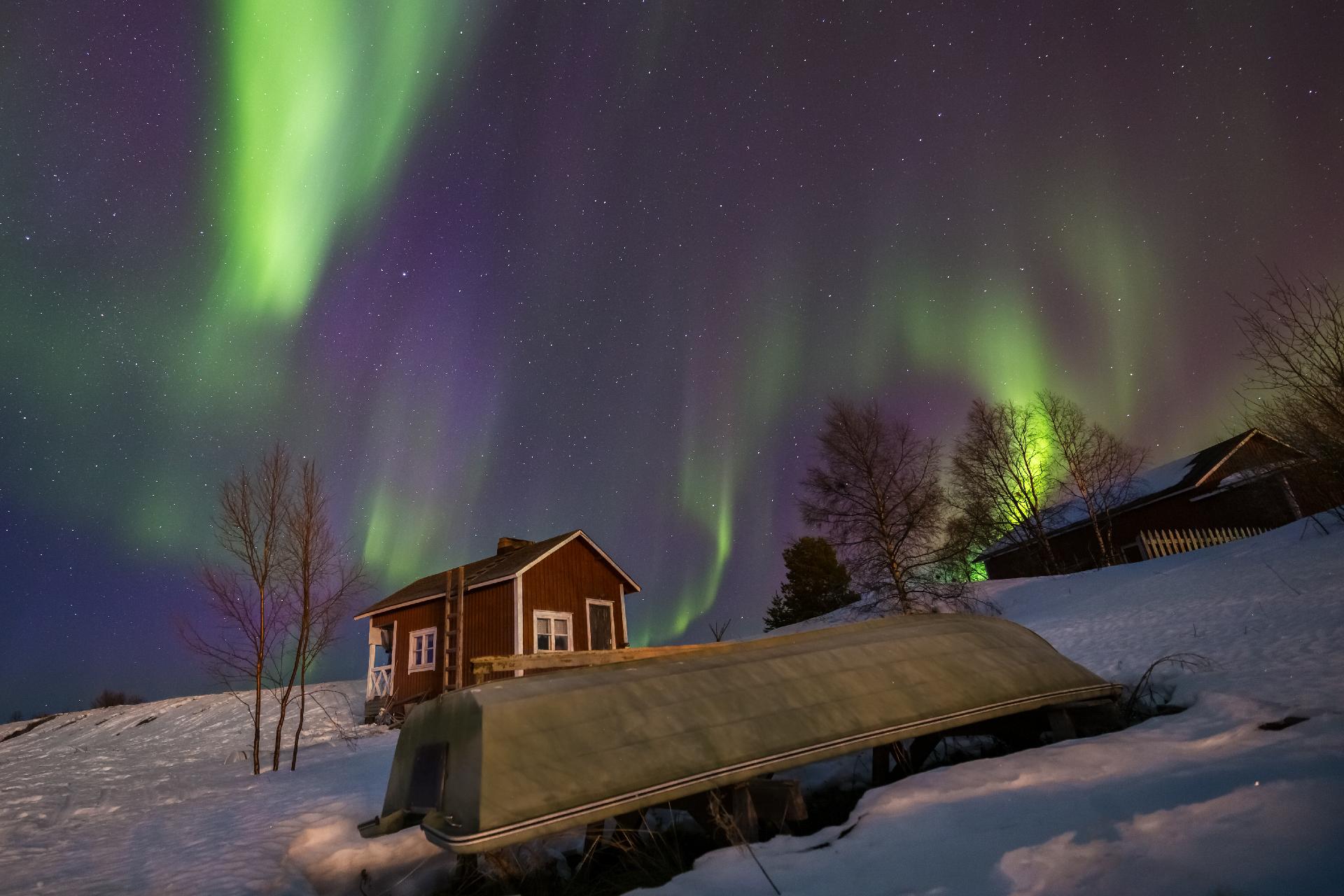 finlandia.-aurora-boreal-en-lago-congelado-Inari