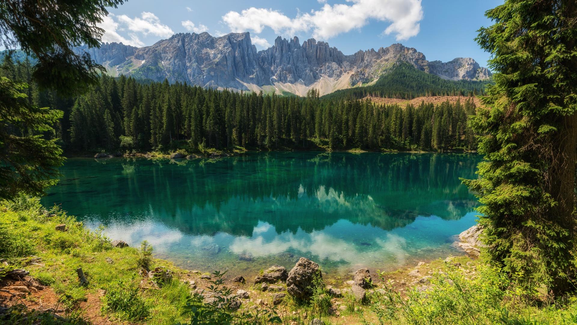 shutterstock_1696590799_Dolomitas-montanas_Lago-Carezza